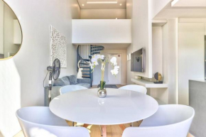 Stylish, 2 Bedroom Apartment in Sea Point w Parking